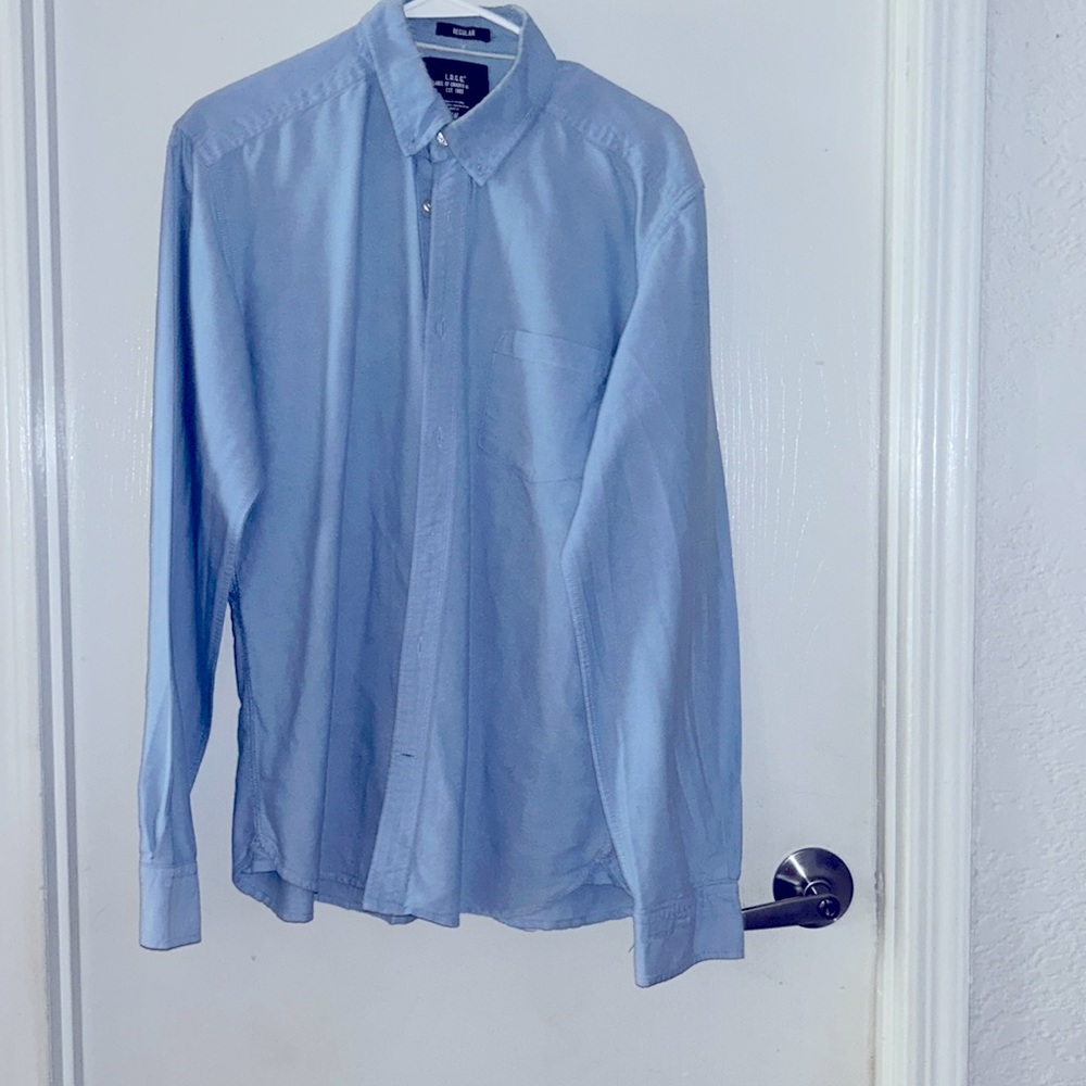 Size M color blue shirt